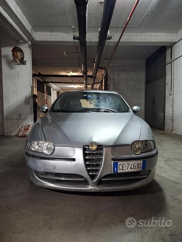 Usata Alfa Romeo 147 Distinctive 116 CV (85 kW) 2000 Grigio Utilitaria