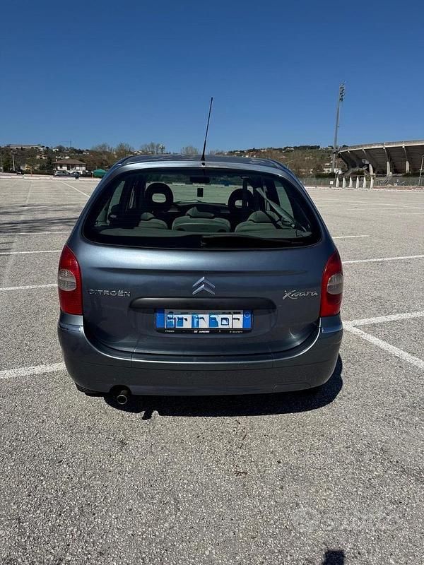 Usata Citroën Xsara Picasso 109 CV (80 kW) 2005 Grigio Monovolume