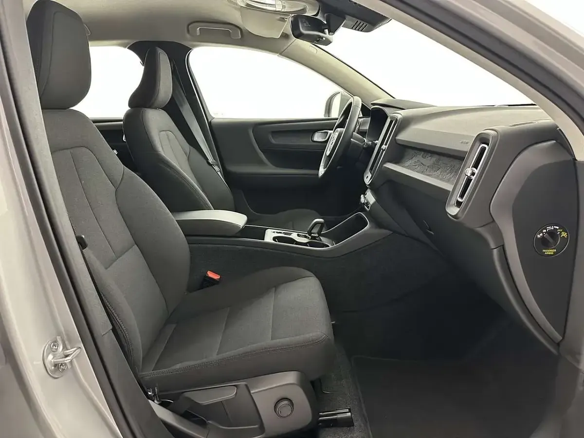 Usata Volvo XC40 163 CV (119 kW) 2025 Argento SUV