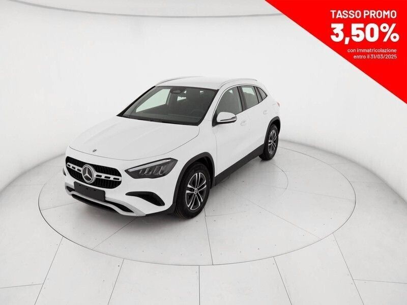 Bianco Nuova 2024 Mercedes GLA180 Executive SUV | 39.900 € - Immagine 1/4