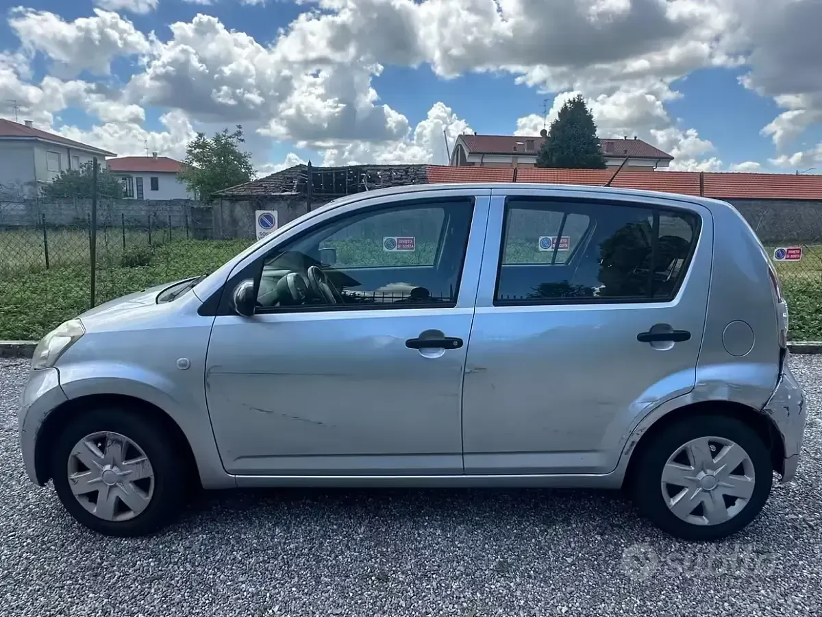 Usata Daihatsu Sirion 69 CV (50 kW) 2007 Grigio Utilitaria