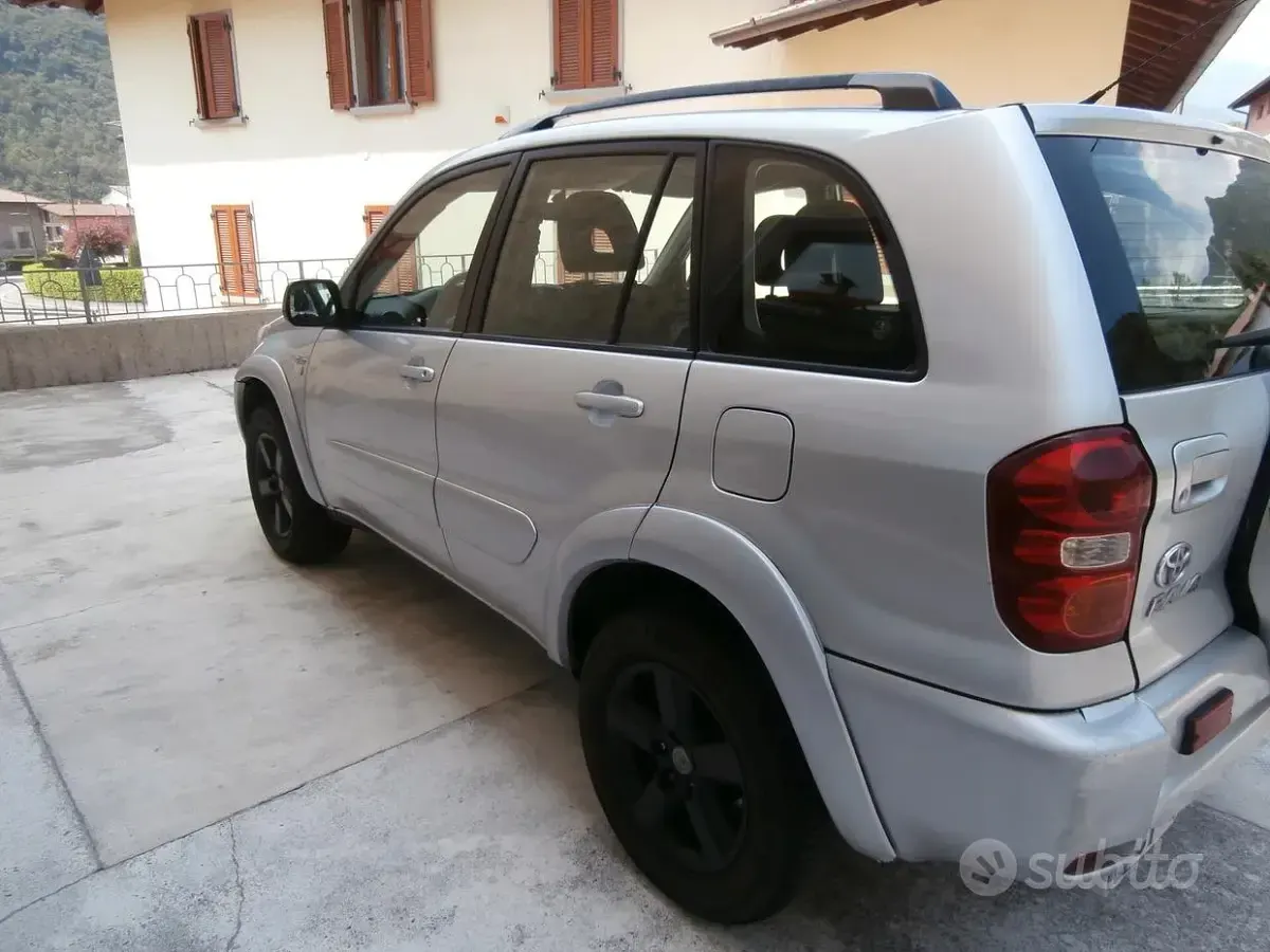 Usata Toyota RAV4 116 CV (85 kW) 2004 Grigio SUV