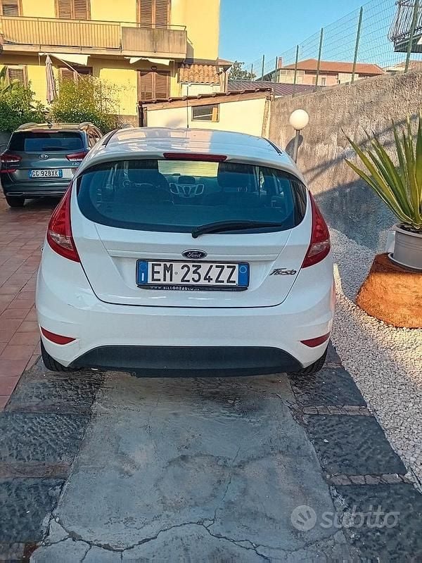 Usata Ford Fiesta 96 CV (70 kW) 2012 Bianco Utilitaria