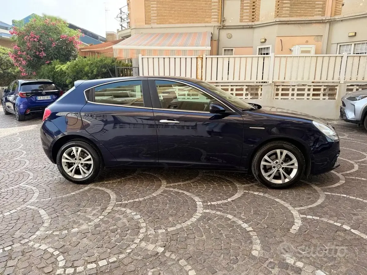Usata Alfa Romeo Giulietta Distinctive 105 CV (77 kW) 2013 Viola Utilitaria