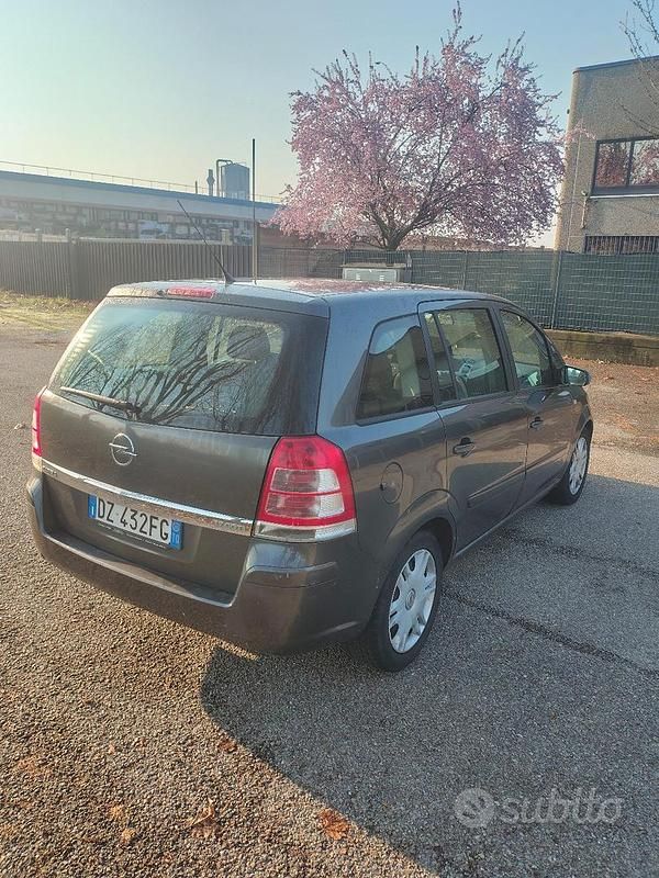 Usata Opel Zafira 2009 Grigio Monovolume