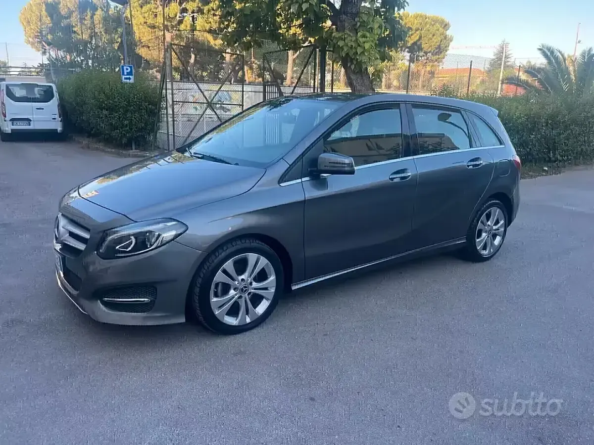 Käytetty Mercedes B180 Executive 109 HP (80 kW) 2019 Harmaa Tila-auto