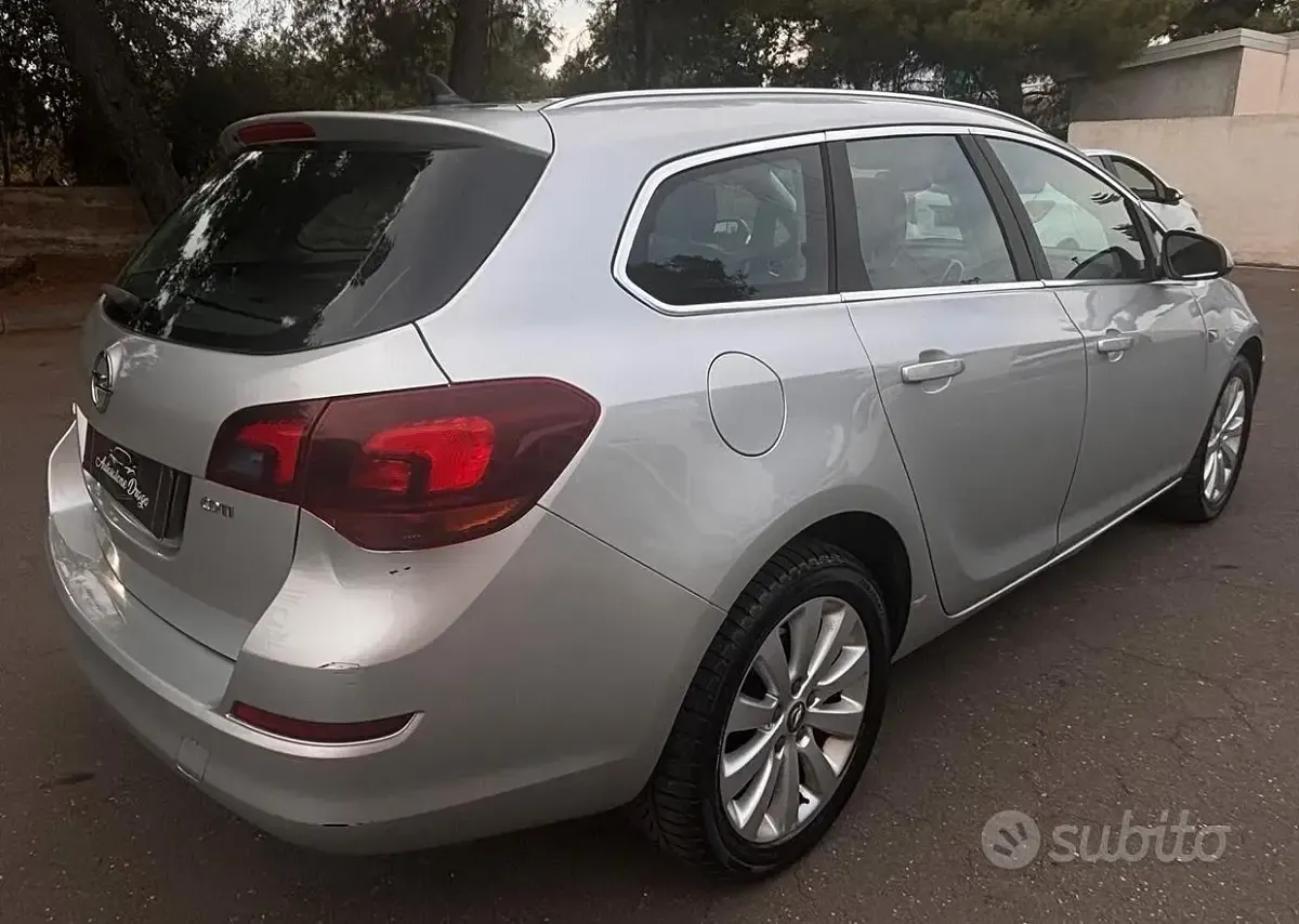Usata Opel Astra Cosmo 125 CV (91 kW) 2012 Grigio Station wagon