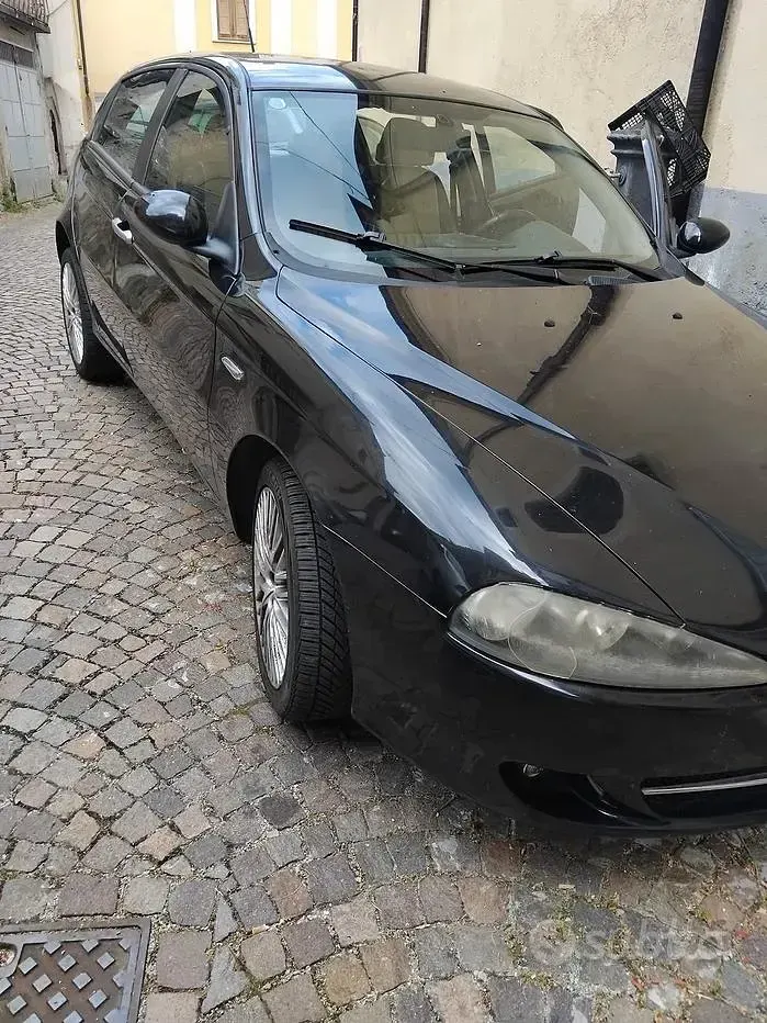 Usata Alfa Romeo 147 101 CV (74 kW) 2007 Nero Utilitaria