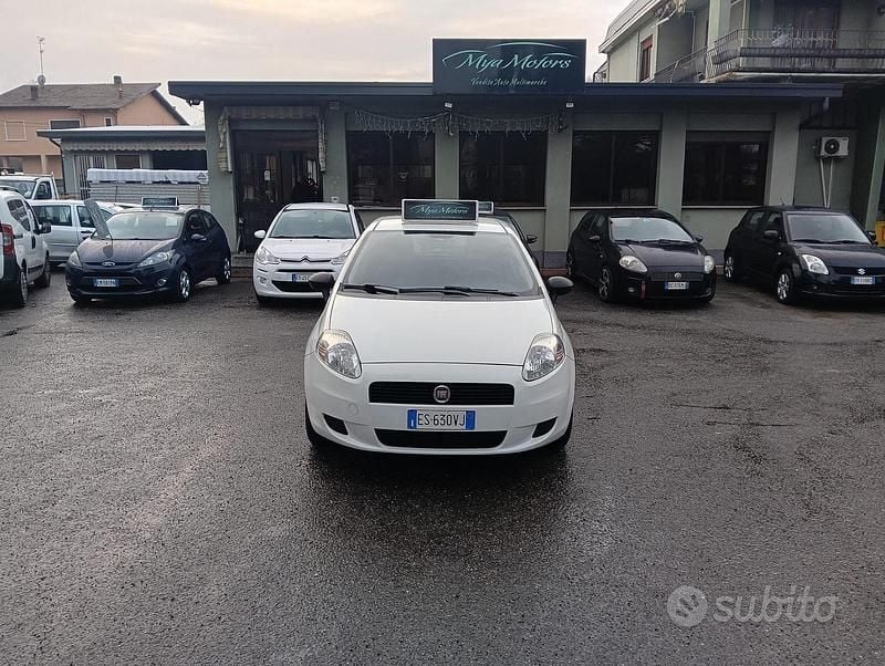 Bianco Usata 2013 Fiat Punto Easy Tre volumi | 3800 € (Ottimo prezzo) - Immagine 1/4