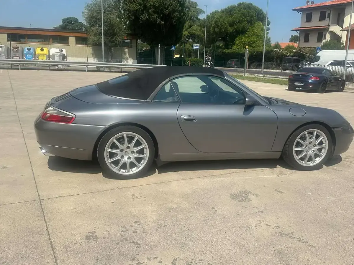 Usata Porsche 911 Carrera Cabriolet 300 CV (220 kW) 2001 Grigio scuro met. Cabrio