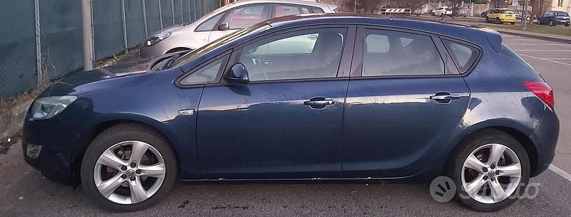 Usata Opel Astra 100 CV (73 kW) 2010 Blu Berlina