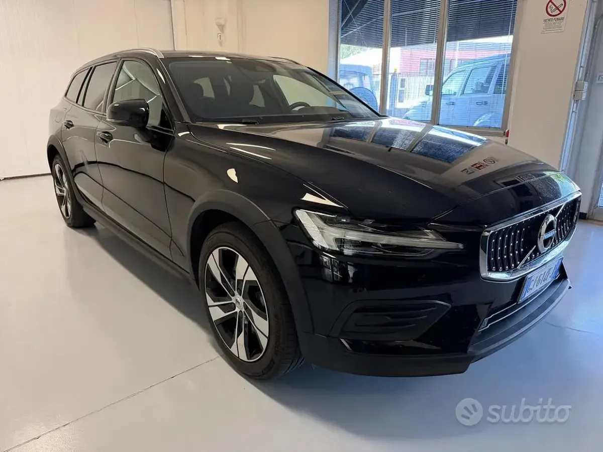 Usata Volvo V60 CC Plus 197 CV (144 kW) 2022 Nero Station wagon