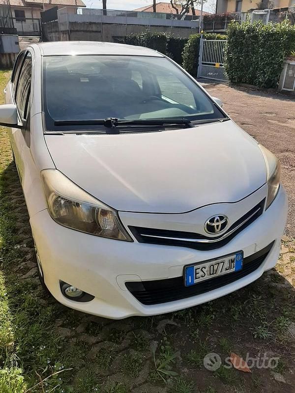 Usata Toyota Yaris Lounge 69 CV (50 kW) 2013 Bianco Utilitaria