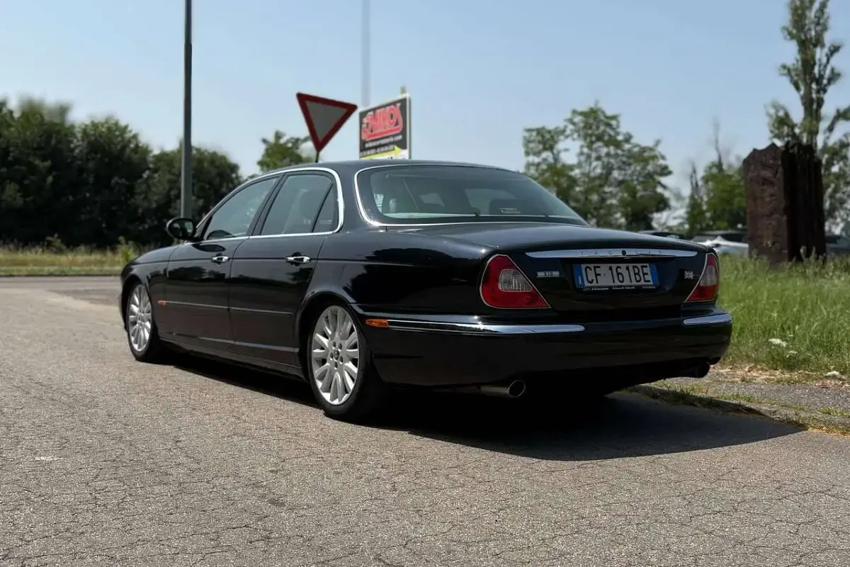 Usata Jaguar XJ8 298 CV (219 kW) 2003 Blu/azzurro Berlina