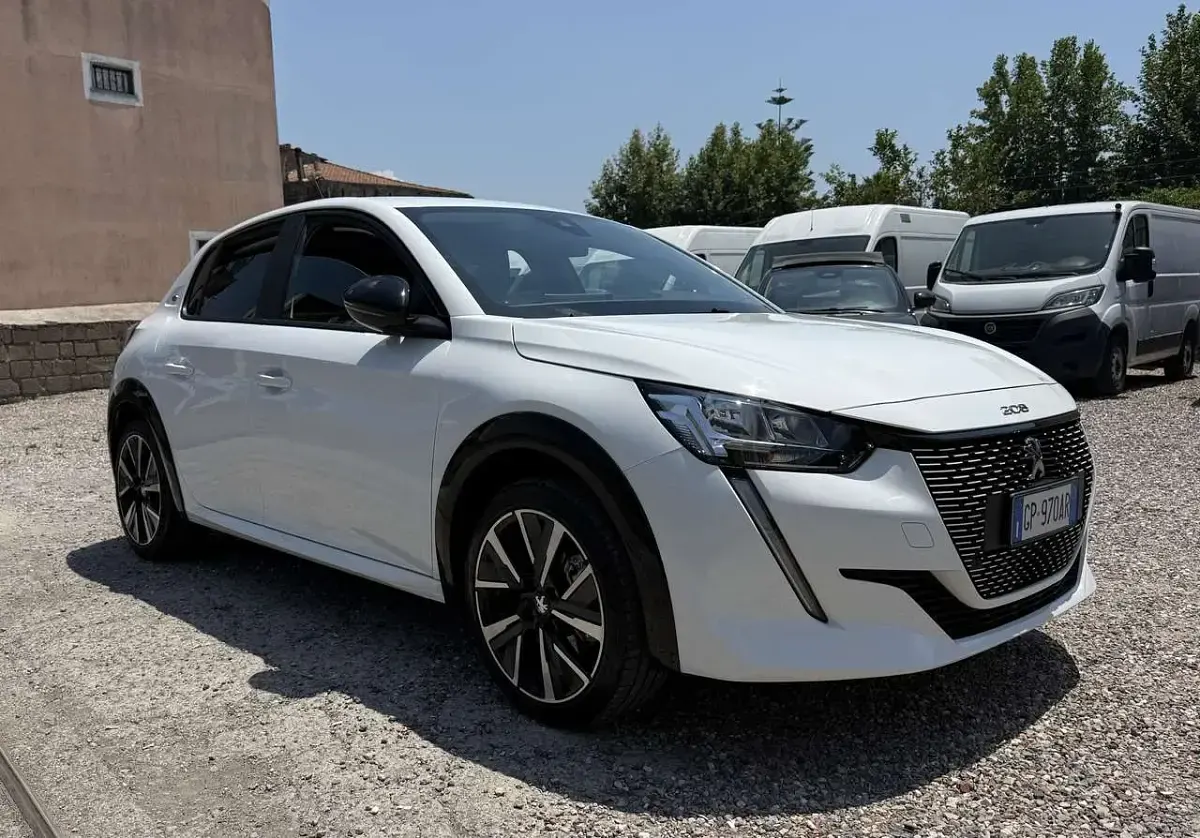 Usata Peugeot e-208 56 kW (77 CV) 2023 Bianco Utilitaria