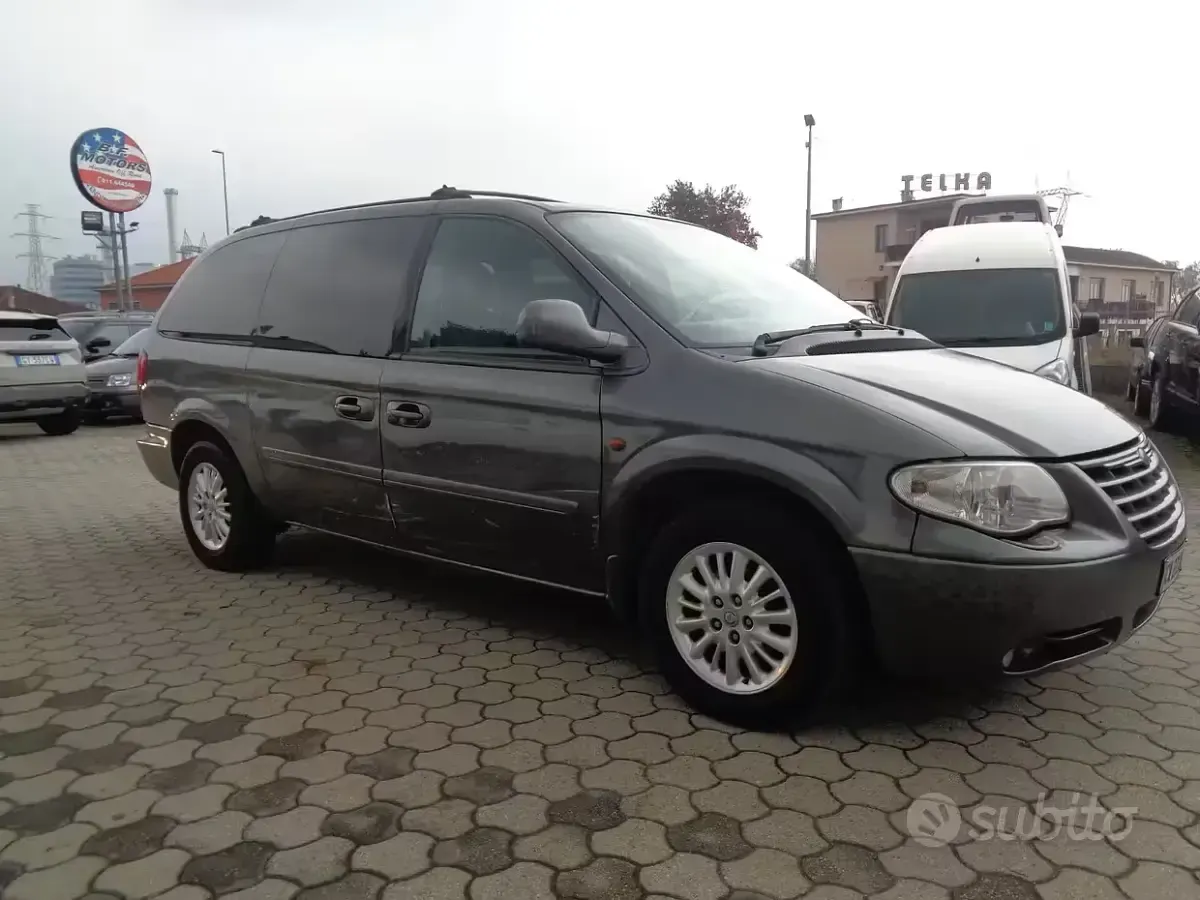 Usata Chrysler Voyager 143 CV (105 kW) 2005 Grigio Monovolume