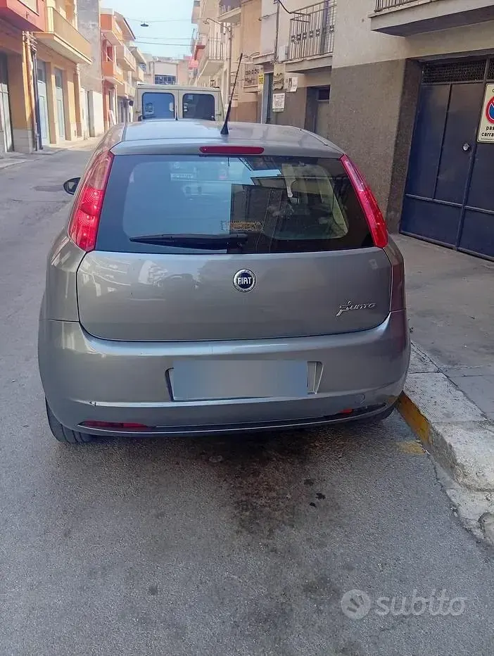 Usata Fiat Grande Punto 69 CV (50 kW) 2011 Grigio Utilitaria