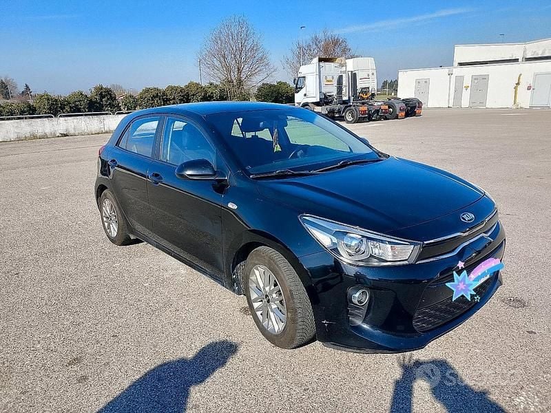 Usata Kia Rio Active 77 CV (56 kW) 2017 Nero Berlina