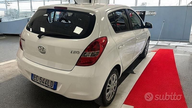 Bianco Usata 2010 Hyundai i20 Classic Due volumi | 3900 € (Buon prezzo) - Immagine 1/4