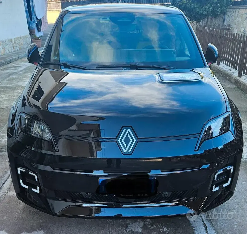 Usata Renault R5 Iconic 77 kW (106 CV) 2024 Nero Utilitaria