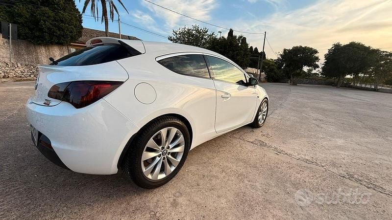 Usata Opel Astra GTC 130 CV (95 kW) 2012 Coupé