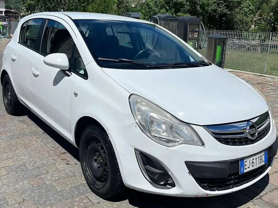 Usata Opel Corsa Cosmo 86 CV (63 kW) 2011 Bianco Utilitaria