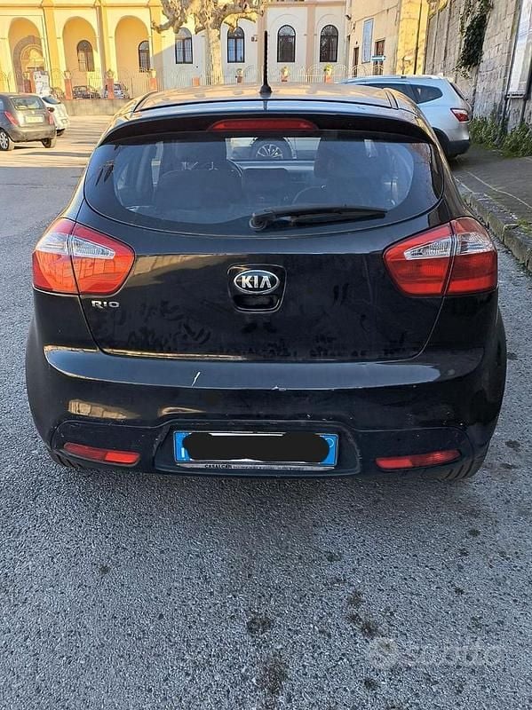 Usata Kia Rio Active 84 CV (61 kW) 2013 Nero Berlina