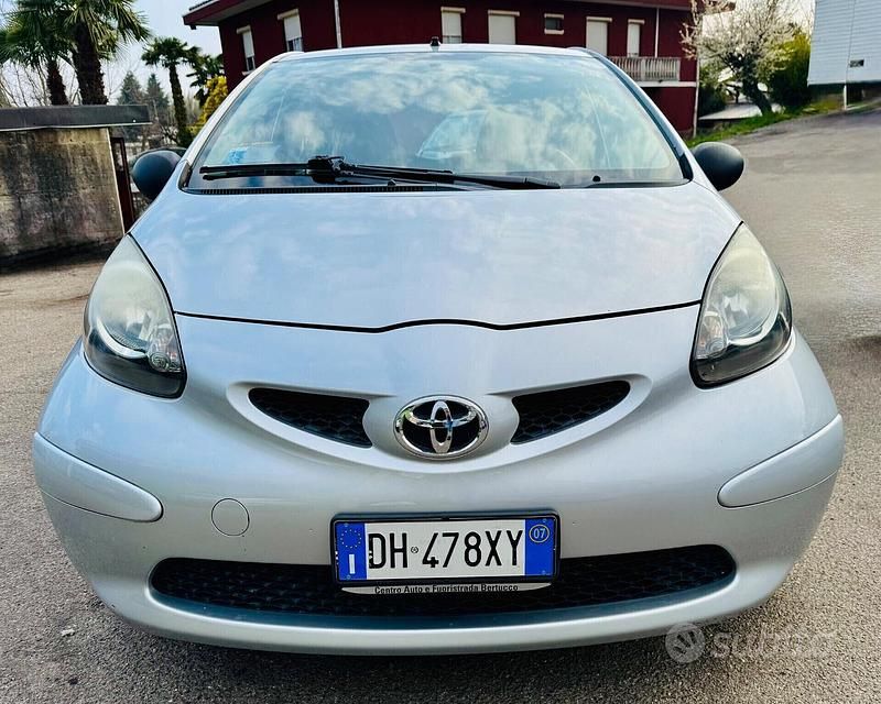 Usata Toyota Aygo 67 CV (49 kW) 2007 Grigio Utilitaria