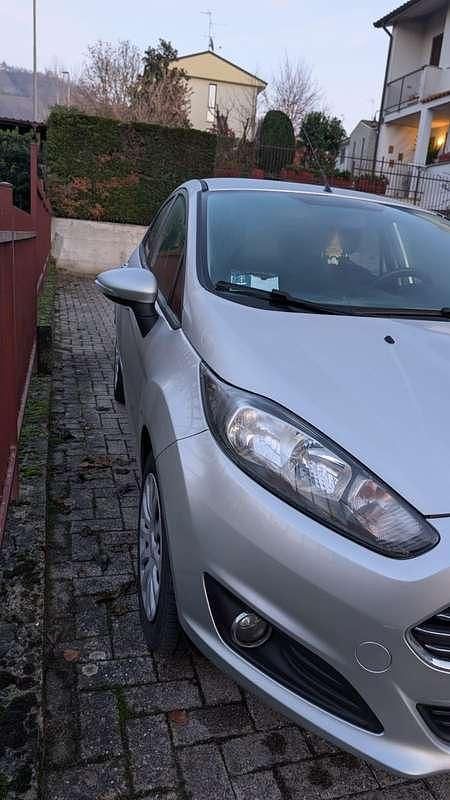 Usata Ford Fiesta 75 CV (55 kW) 2016 Argento Berlina