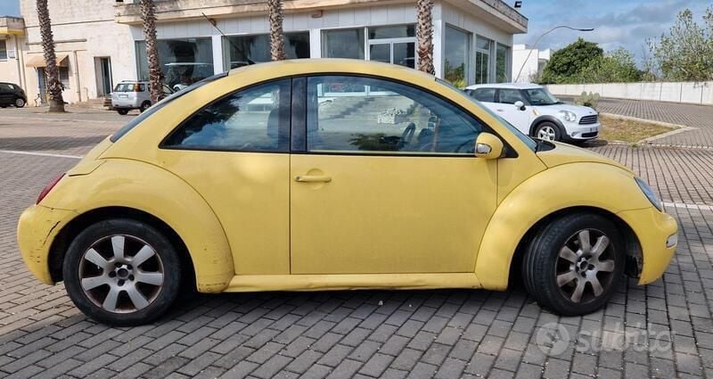 Usata VW New Beetle 90 CV (66 kW) 2003 Giallo Utilitaria
