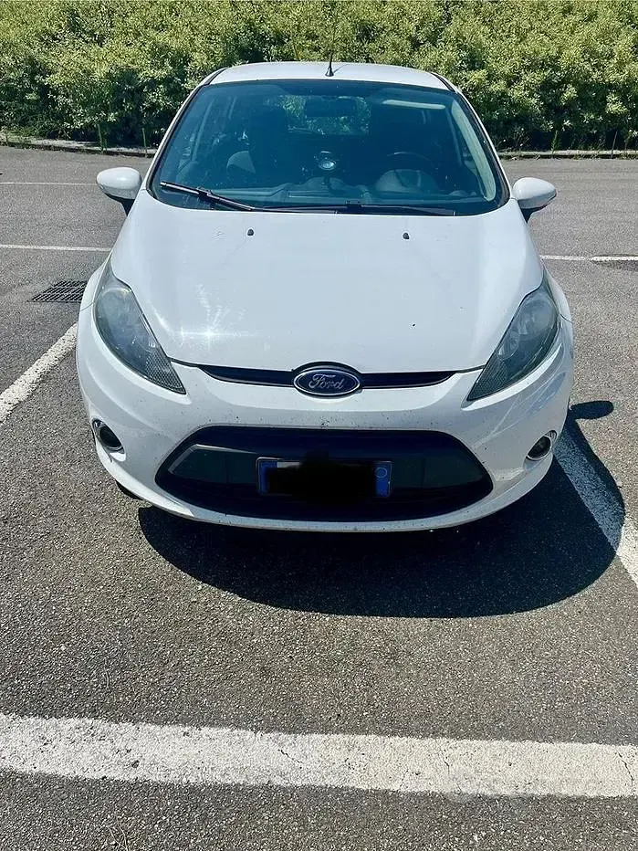 Usata Ford Fiesta 97 CV (71 kW) 2012 Bianco Berlina