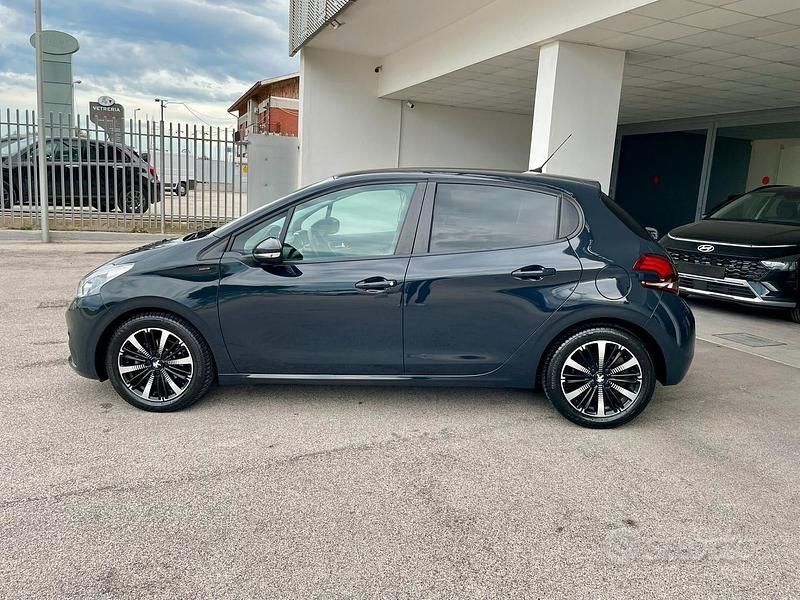 Usata Peugeot 208 Signature Sky 83 CV (61 kW) 2019 Blu Utilitaria
