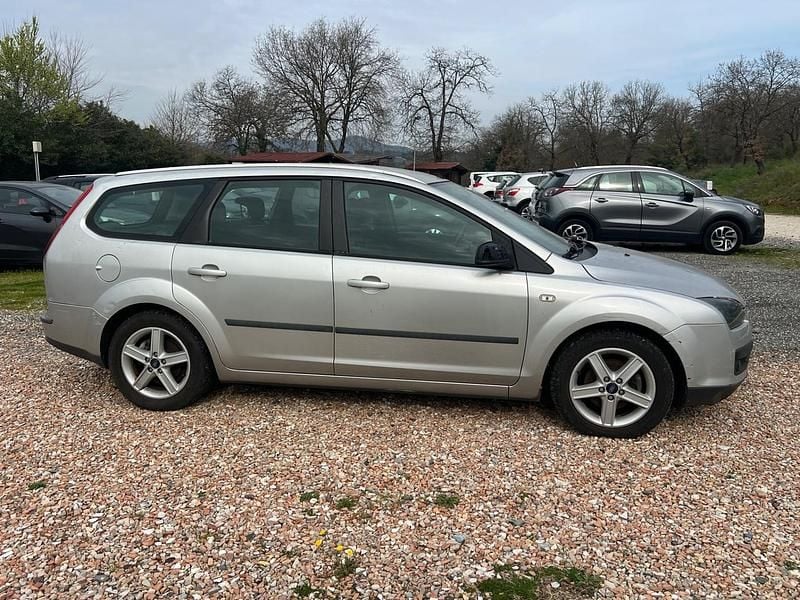 Begagnad Ford Focus 90 HK (66 kW) 2007 Silver Kombi