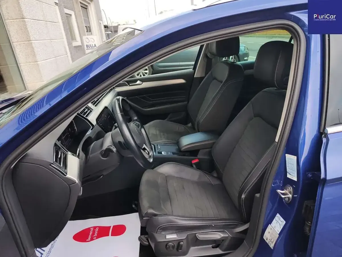 Usata VW Passat R-line 150 CV (110 kW) 2022 Blu/azzurro Station wagon