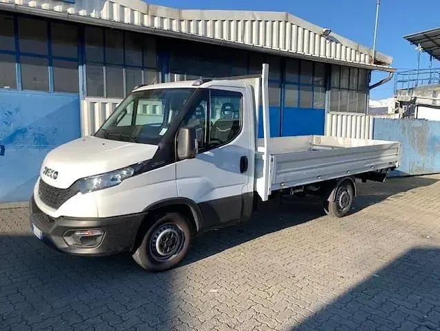 Usata Iveco Daily 135 CV (99 kW) 2022 Bianco Cabrio