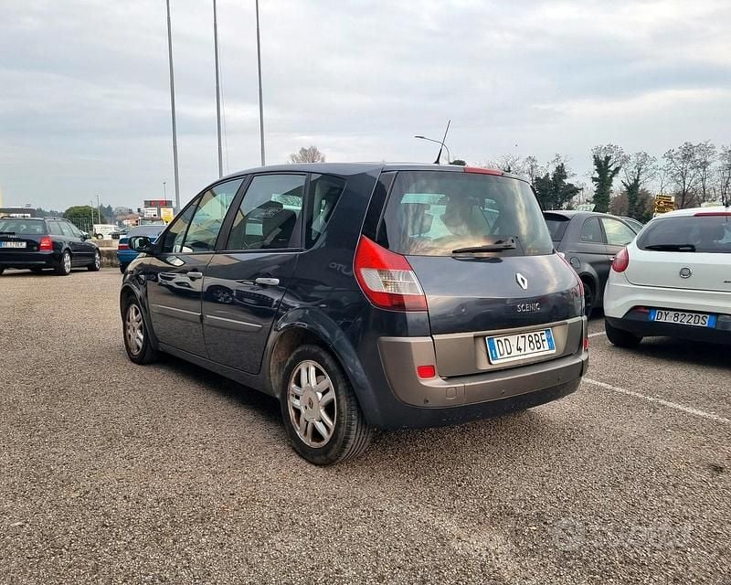Usata Renault Scénic II Dynamique 111 CV (81 kW) 2006 Grigio Monovolume