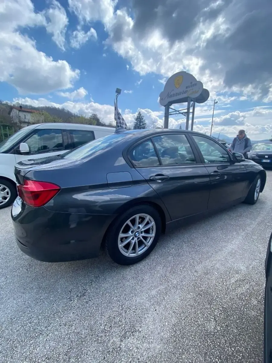 Usata BMW 320 Advantage 190 CV (139 kW) 2018 Grigio scuro metallizzato Berlina