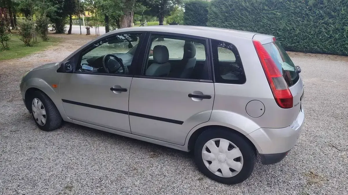 Usata Ford Fiesta Ghia 75 CV (55 kW) 2003 Grigio Utilitaria