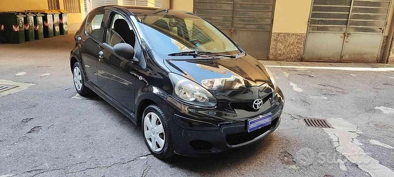 Usata Toyota Aygo Connect Style 68 CV (50 kW) 2011 Nero pastello Utilitaria