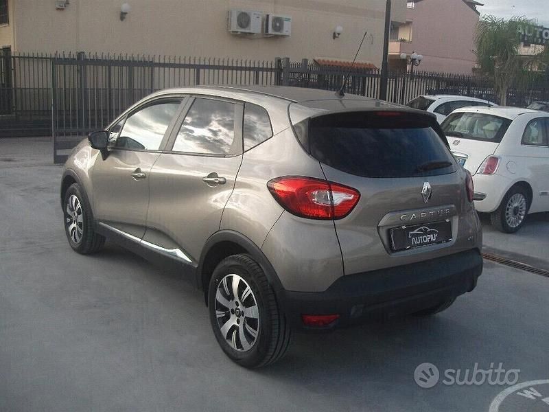 Usata Renault Captur Zen 90 CV (66 kW) 2016 Grigio SUV