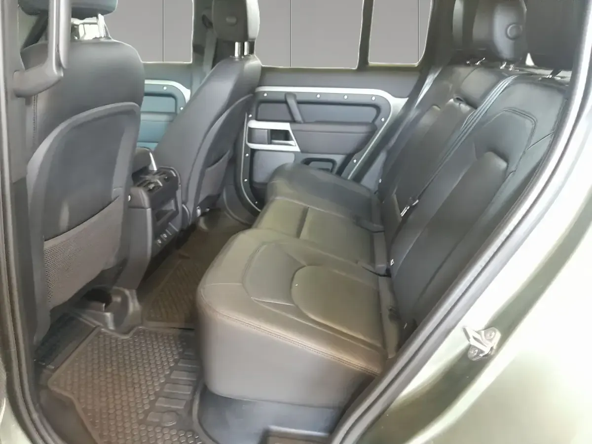 Usata Land Rover Defender SE 249 CV (183 kW) 2024 Pangea green SUV