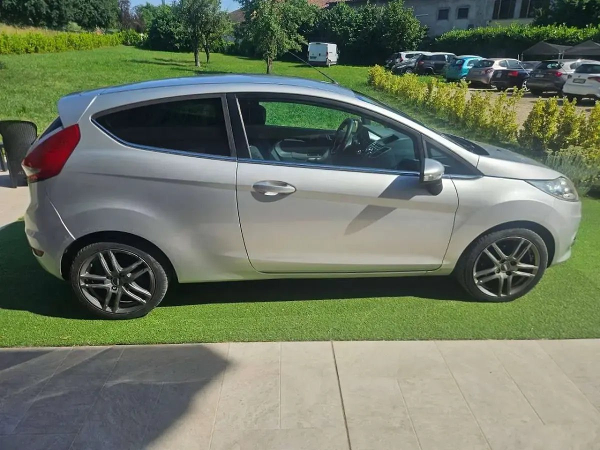 Usata Ford Fiesta Titanium 68 CV (50 kW) 2009 Bianco Berlina