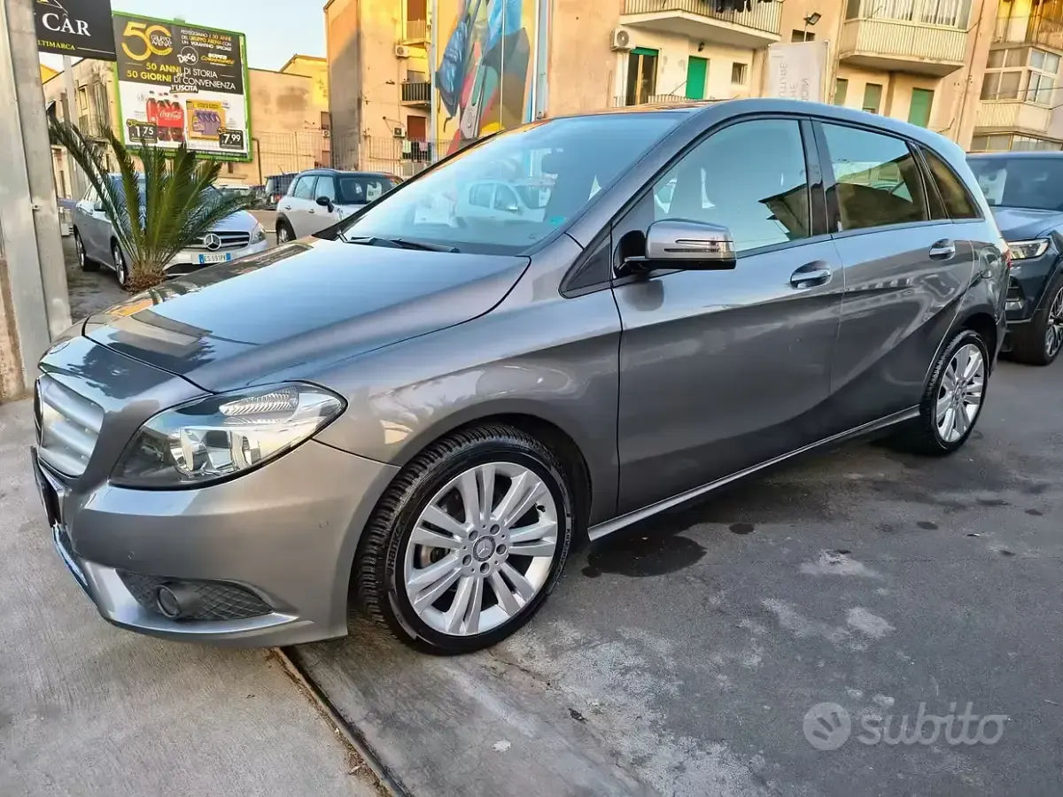 Usata Mercedes B200 136 CV (100 kW) 2012 Grigio Utilitaria