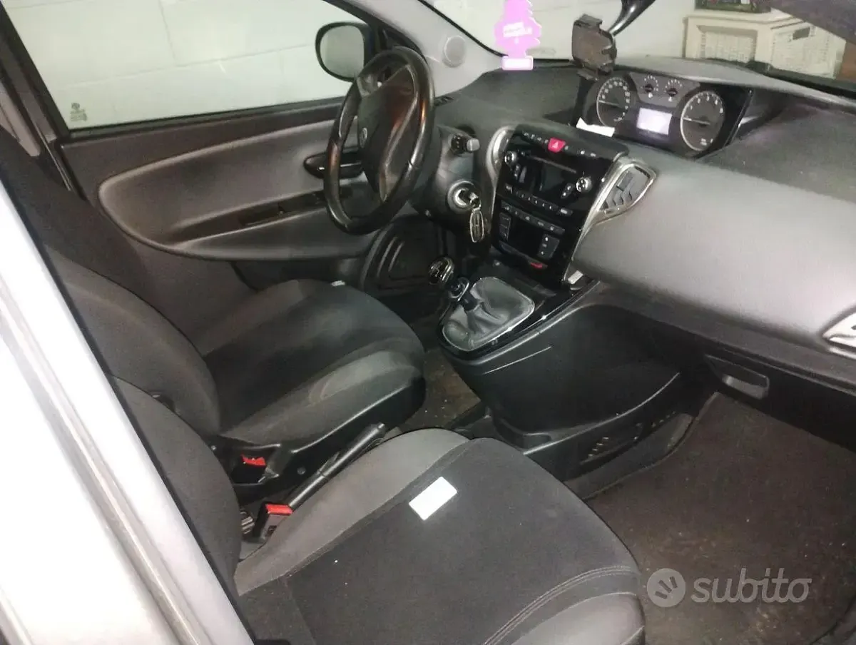 Usata Lancia Ypsilon 69 CV (50 kW) 2013 Grigio Utilitaria