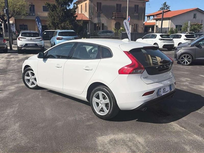 Usata Volvo V40 Business Edition 120 CV (88 kW) 2019 Bianco Utilitaria