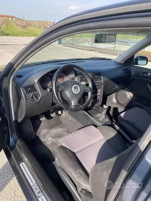 Usata VW Golf IV 110 CV (80 kW) 2001 Blu Berlina