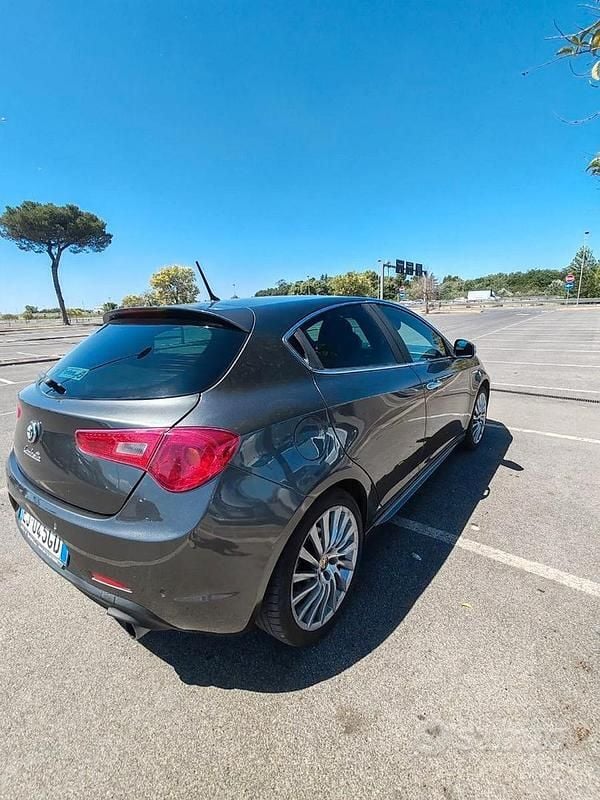 Grigio Usata 2011 Alfa Romeo Giulietta Tre volumi | 5500 € (Buon prezzo) - Immagine 1/4