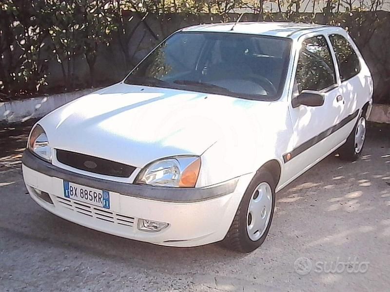 Usata Ford Fiesta 75 CV (55 kW) 2002 Bianco Utilitaria