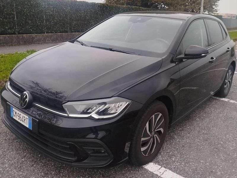 Nero Usata 2023 VW Polo Life Tre volumi | 19.750 € (Buon prezzo) - Immagine 1/4
