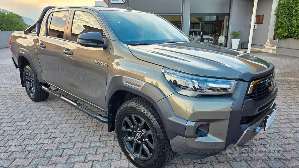 Usata Toyota HiLux 204 CV (150 kW) 2021 Grigio Pick-up